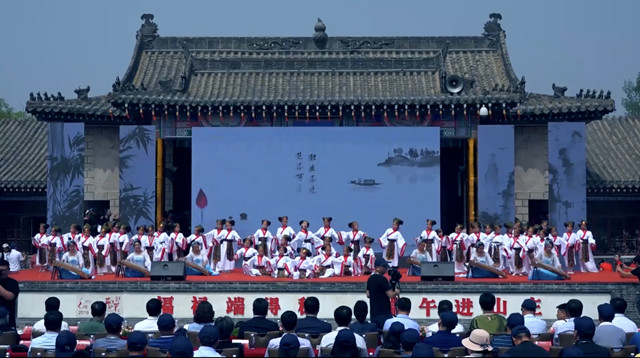 古镇过端午，，，，，平安得福禄。。。。。。。大锅粽子万人品，，，，，古镇端午活动多！